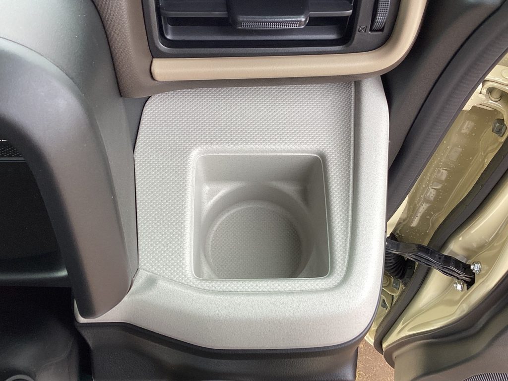 ■運転席ドリンクホルダー