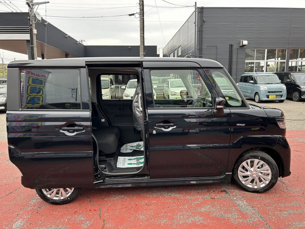 ■左側電動/右側手動スライドドアのおクルマで