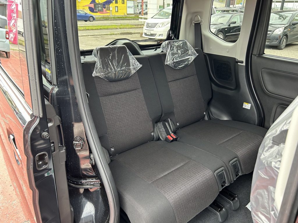 ■リアシート。天井も高く内装ひろびろ♪