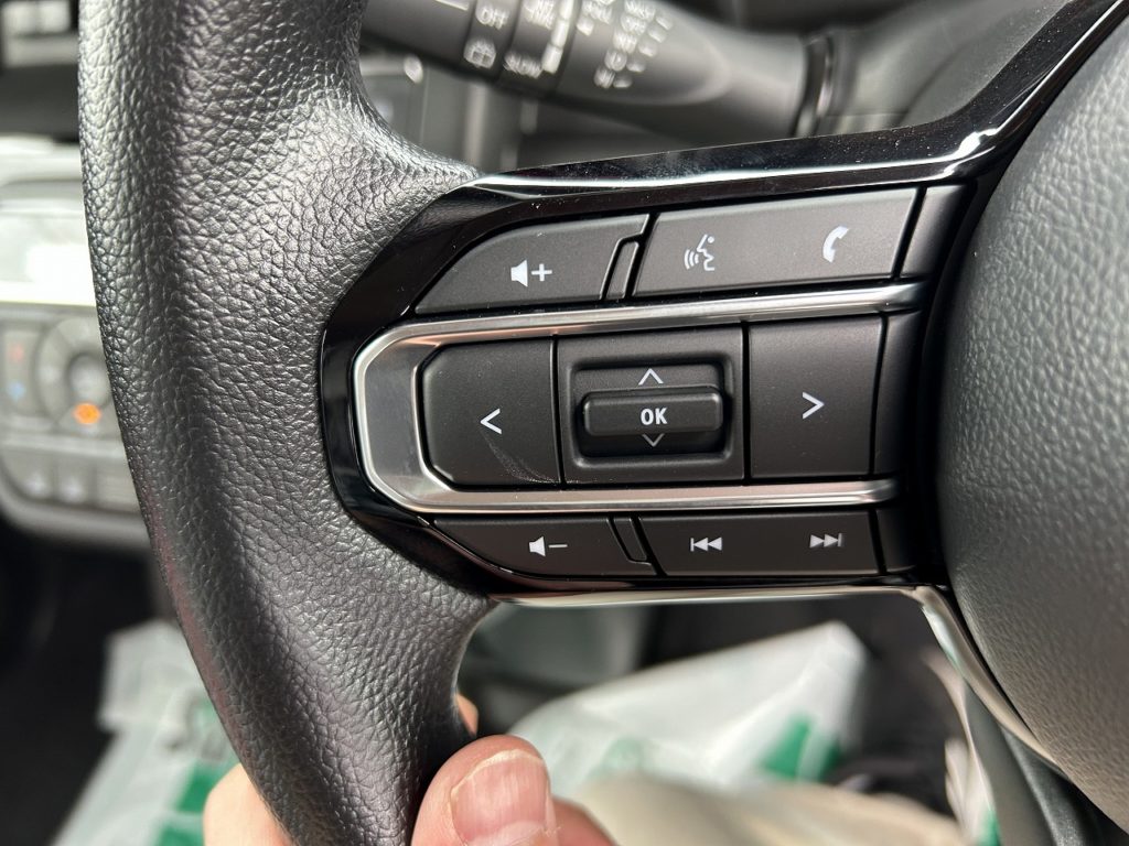 ■ハンドル手元でナビやディスプレイの操作ができるステアリングスイッチ