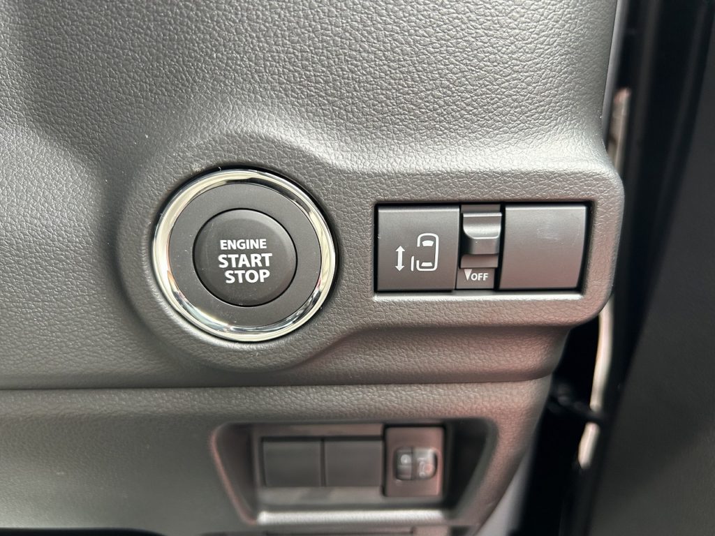 ■エンジンプッシュスタート　■左側電動スライドドア開閉スイッチ