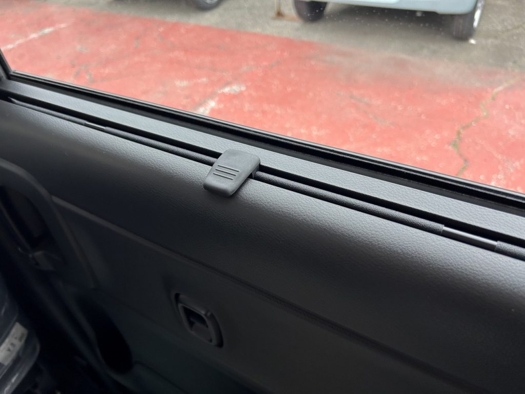 ■リアシートに乗車中、眩しい時や仮眠時などさっと引き出して使える格納式リアロールサンシェード