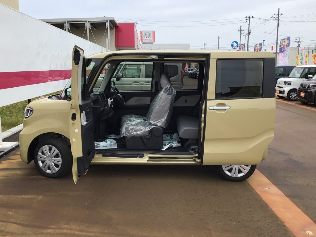 ■助手席～後部座席の間の柱がないピラーレススライドドアのおクルマです。大きく開くので長尺の荷物の積み込みや、眠ってしまったお子さんの乗車もラクラク♪