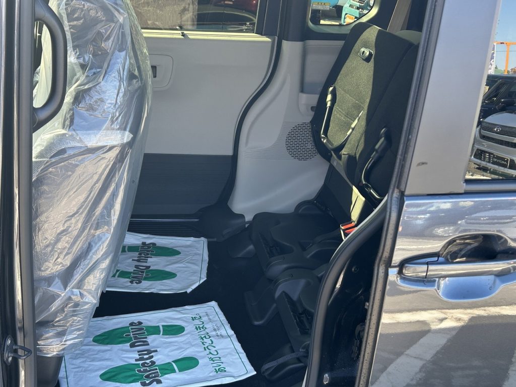 後席はチップアップ式。座面を上げて空間を広く使えます。